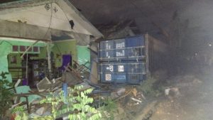 Lima Rumah di Dahai Rusak Diterjang Peti Kemas