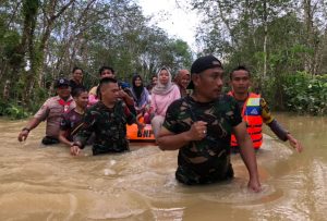 Anggota Babin Bantu Warga Sumber Rezeki yang Terisolir Banjir