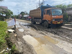Kondisi Jalan Mantimin Semakin Parah