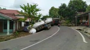 Dua Armada Truck Semen Conch Terperosok di Gunung Pandau