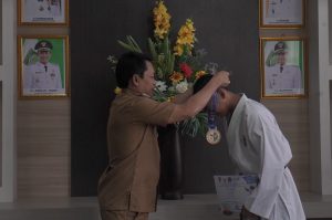 Berhasil Raih Prestasi, Bupati Balangan Kalungkan Medali Untuk Atlet ASKI Balangan