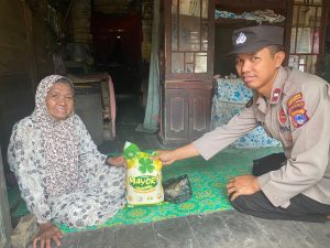 Bhabinkamtibmas Polsek Awayan Bagikan Bantuan Sembako