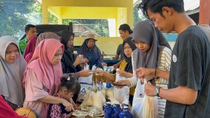 Bantu Stabilkan Harga di Desa Kusambi Hilir Disperindag Gelar Pasar Murah