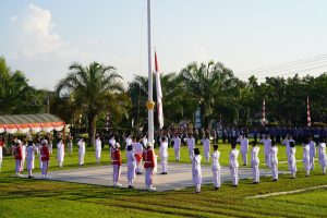 Berlangsung Khidmat Suasana Upacara Penurunan Sang Merah Putih di Balangan