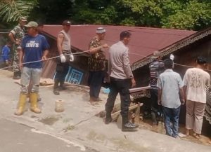 Tanah Amblas Sebabkan Dua Rumah Warga Ambruk di Lampihong