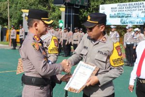Kapolres Balangan Berikan Penghargaan kepada Personel Berprestasi