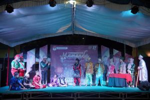 Melalui Pentas Seni Mamanda Keliling, KPU Balangan Sosialisasikan Pilkada 2024