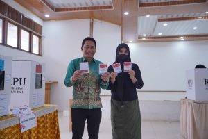 Didampingi Ketua TP PKK, Bupati Balangan Salurkan Hak Pilih di Pilkada 2024