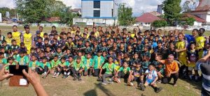 Menyapa Warga Bumi Sanggam, Para Lagenda Barito Putera di Serbu Anak-anak