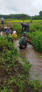 Menjaga Kelestariaan Sungai Warga Pematang Bersama Koramil Awayan Bersinergi Bersihkan Aliran Sungai