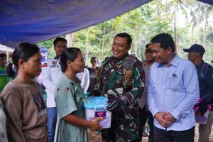 Bupati Tinjau Karya Bakti TNI di Desa Mamantang