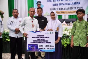 Pemkab Balangan Salurkan Kartu Balangan Pintar untuk Ribuan Siswa