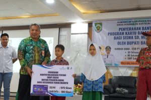 Pemkab Balangan dan PT Adaro Indonesia Salurkan Program Kartu Balangan Pintar