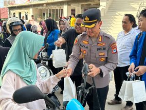 Polres Balangan dan Universitas Sapta Mandiri Bagikan 300 Takjil untuk Pengguna Jalan