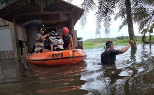 Desa Baruh Bahinu Dalam di Balangan Masih Terendam Banjir, Tim BPBD Lakukan Evakuasi Warga