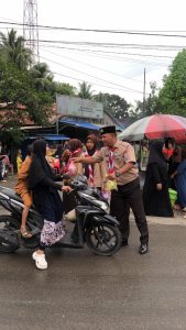 Saka Wira Kartika Koramil 1001-05/Lampihong Bagikan Takjil, Wujud Kepedulian di Bulan Ramadan