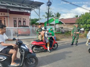 Babinsa Koramil 1001-01/Juai Bagikan Takjil Gratis untuk Pengguna Jalan