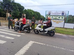 Koramil 1001-05/Lampihong Bagikan 150 Paket Takjil untuk Warga