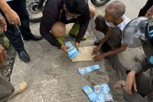 Viral : Uang Rp 25 Juta Berhamburan di Jalan, Warga Kembalikan ke Pemiliknya