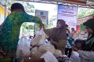 Disperindag Balangan Gelar Pasar Murah di Simpang Tiga, Warga Antusias Sambut Kegiatan