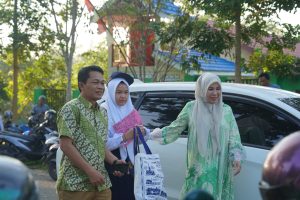 Bupati Balangan Dukung Gerakan Ayah Antar Anak di Hari Pertama Sekolah