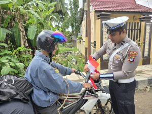Ditlantas Polda Kalsel Gelar Gerakan Polantas Menyapa, Bagikan Bendera Merah Putih Jelang HUT RI
