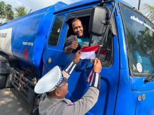Polda Kalsel Bagikan 500 Bendera Merah Putih Lewat Gerakan Polantas Menyapa