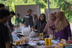 Pasar Murah Disperindag Balangan Disambut Antusias Warga Desa Munjung