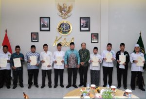 Menteri Agraria dan Tata Ruang Serahkan 11 Sertipikat Tanah Wakap ke PCNU Kalsel