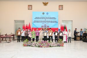 Menteri ATR/BPN Nusron Serahkan Sertipikat di Sulut, Tegaskan PR Pertanahan Harus Selesai di Era Presiden Prabowo