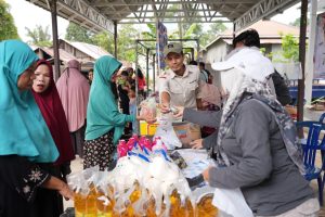 Antusias Warga Kusambi Hulu Ramaikan Pasar Murah Disperindag Balangan