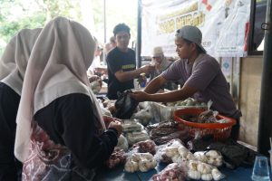 Warga Desa Inan Antusias Ikuti Pasar Murah ke-64 Disperindag Balangan