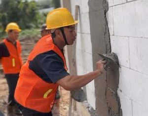 Mahasiswa UNIVSM Belajar Teknik Plester Bangunan yang Tepat