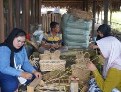 Perajin Desa Gulinggang Asah Kemandirian Lewat Studi Tiru ke Galeri Kembang Ilung