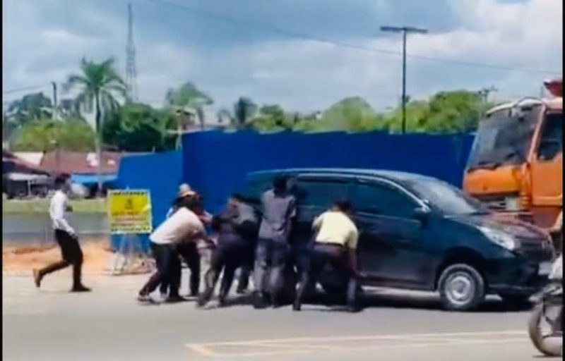 Minibus Parkir Sembarangan Diangkat Warga