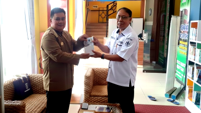 Dosen FKIP Serahkan Buku Antikorupsi ke Perpustakaan HSU, Dorong Literasi dan Budaya Integritas