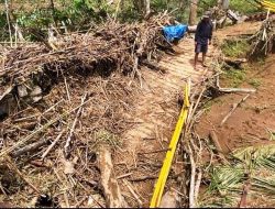 Jembatan Penghubung Langkap–Raranum Rusak Parah Diterjang Banjir Bandang