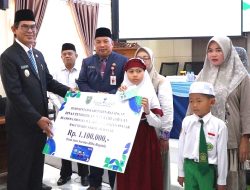 Wabup Balangan Serahkan Beasiswa Kartu Balangan Pintar kepada 1.511 Pelajar