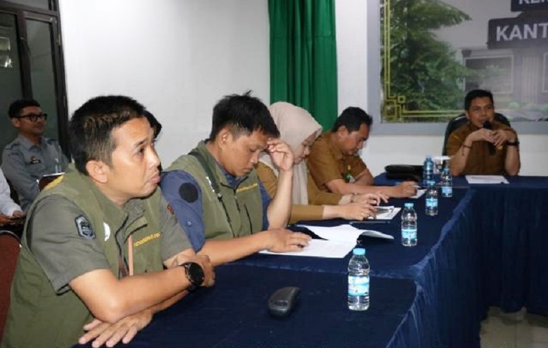 Kepala Bagian Hukum Sekretariat Daerah Kabupaten Balangan, Muhammad Roji, bersama perwakilan Dinas Sosial serta jajaran Bagian Hukum Setda Balangan.