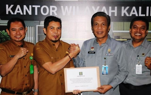 Kepala Divisi Peraturan Perundang-Undangan dan Pembinaan Hukum (PPPH) Kanwil Kemenkum Kalimantan Selatan, Anton Edward Wardhana, mewakili Kepala Kantor Wilayah, menyerahan hasil harmonisasi kepada Kepala Bagian Hukum Sekretariat Daerah Kabupaten Balangan, Muhammad Roji.