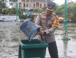 Dukung Program Indonesia Asri, Polres Balangan Gelar Gotong Royong Massal di Taman Sanggam