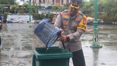 Dukung Program Indonesia Asri, Polres Balangan Gelar Gotong Royong Massal di Taman Sanggam