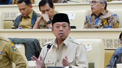 Nusron Wahid saat rapat bersama Komisi II DPR RI membahas penanganan tanah terdampak bencana di Gedung DPR RI Jakarta.