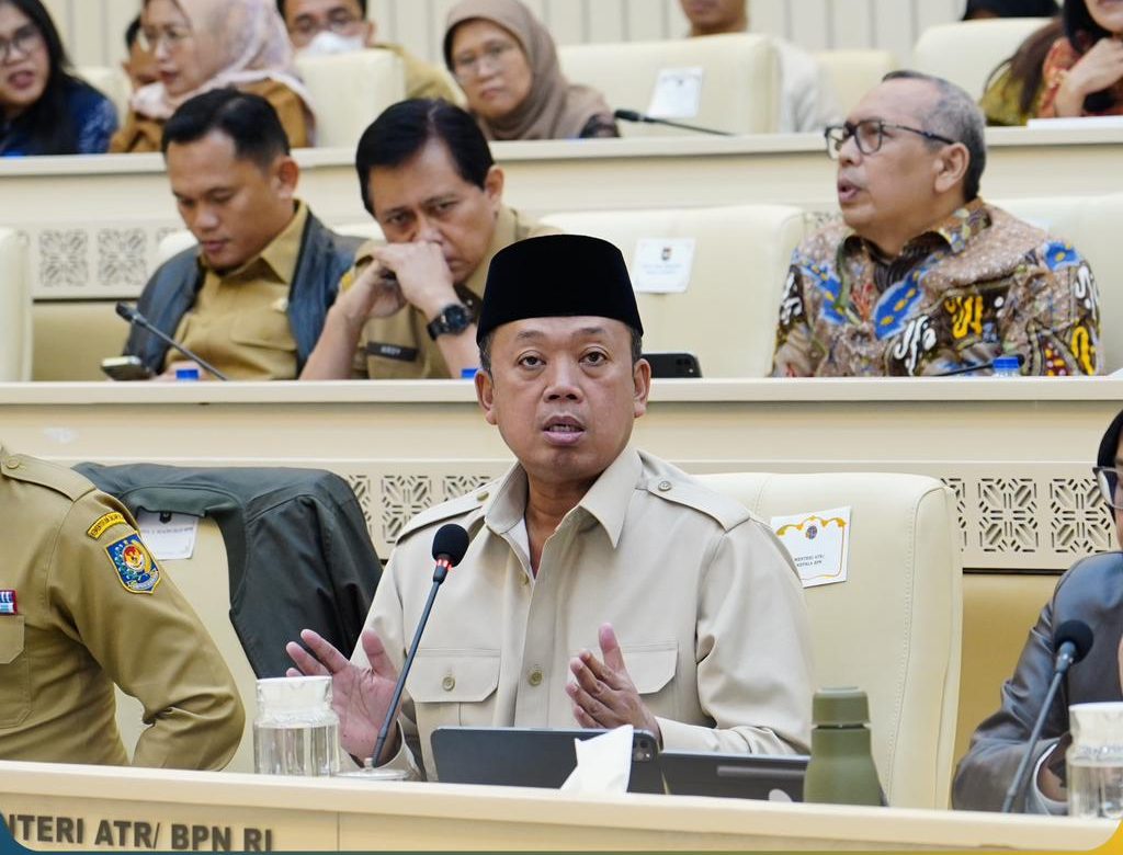 Nusron Wahid saat rapat bersama Komisi II DPR RI membahas penanganan tanah terdampak bencana di Gedung DPR RI Jakarta.