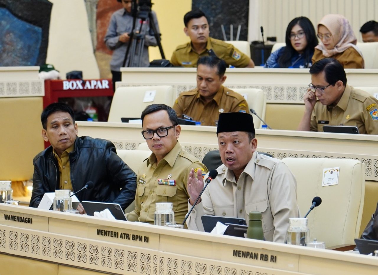 Nusron Wahid menjelaskan mekanisme refocusing anggaran BPN dalam rapat Komisi II DPR RI di Jakarta.