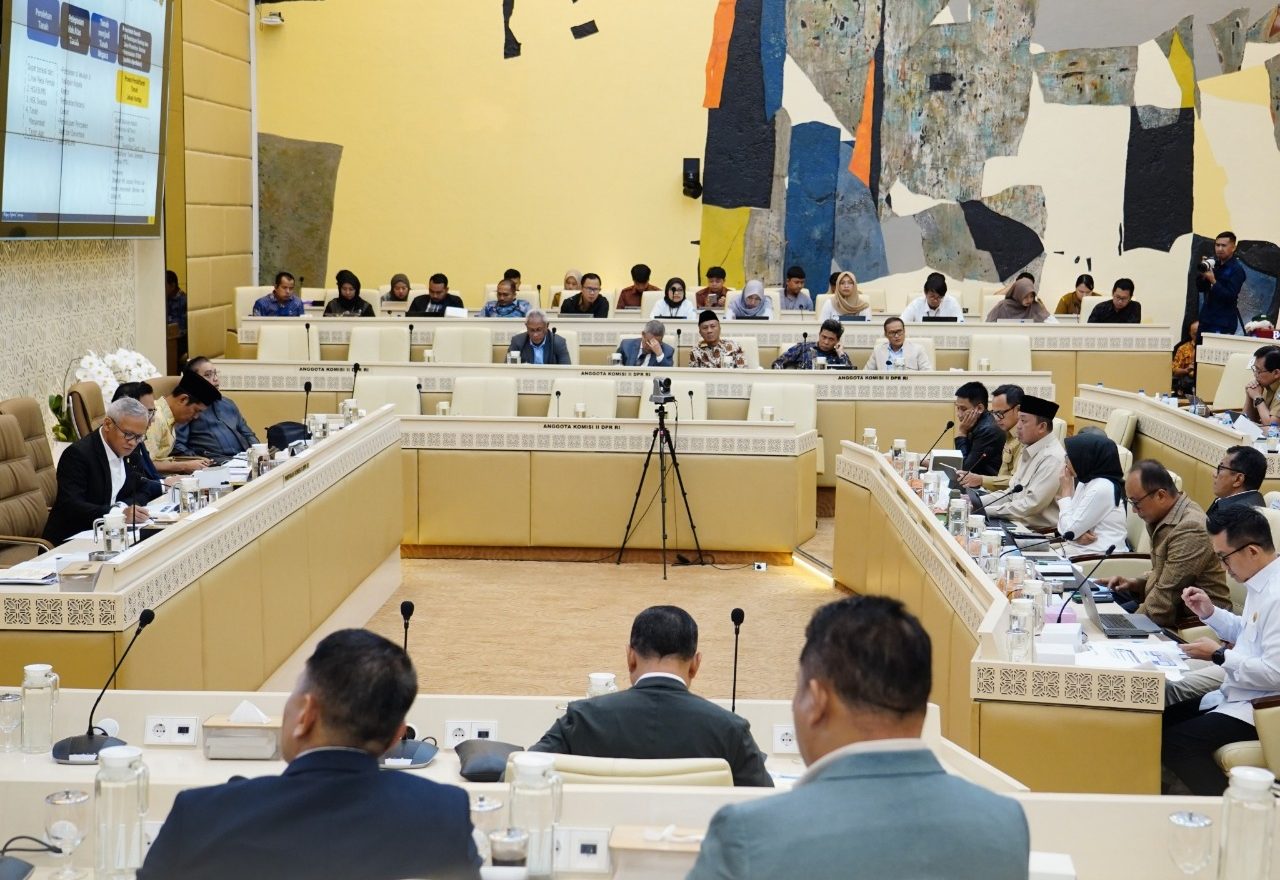 Nusron Wahid memaparkan progres revisi RTR Sumatera dalam rapat Komisi II DPR RI di Gedung Nusantara Jakarta.