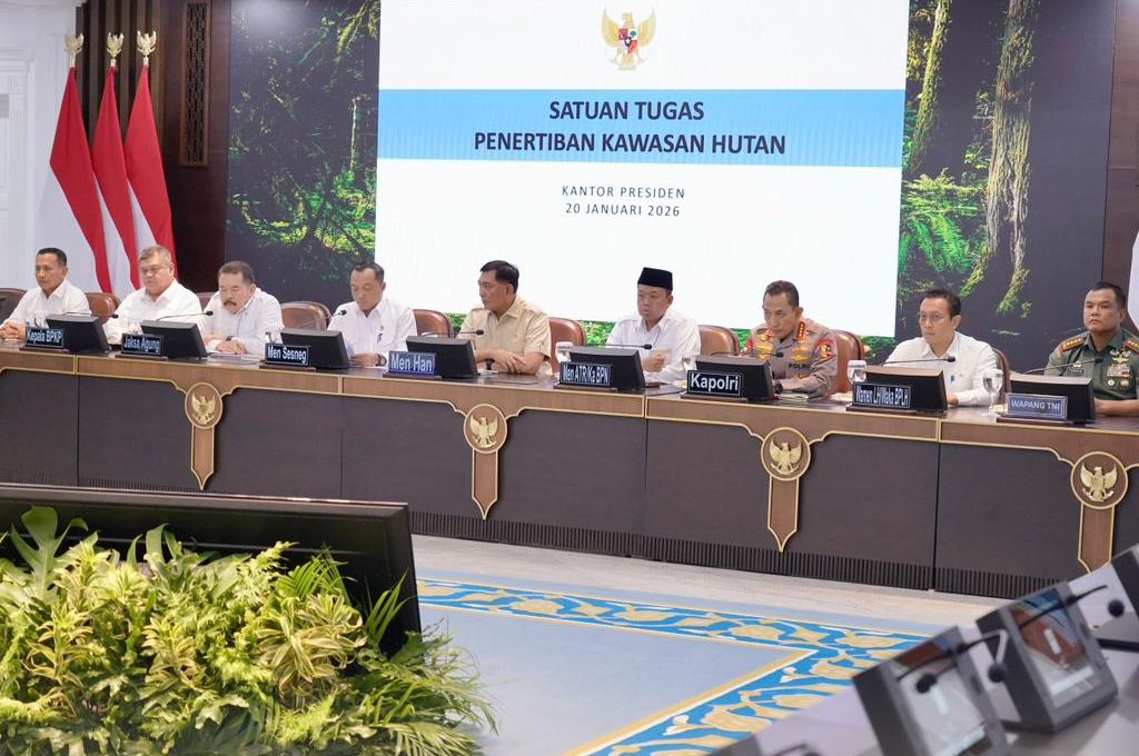 Nusron Wahid menyampaikan penguasaan kembali jutaan hektare kawasan hutan di Kantor Presiden Jakarta.