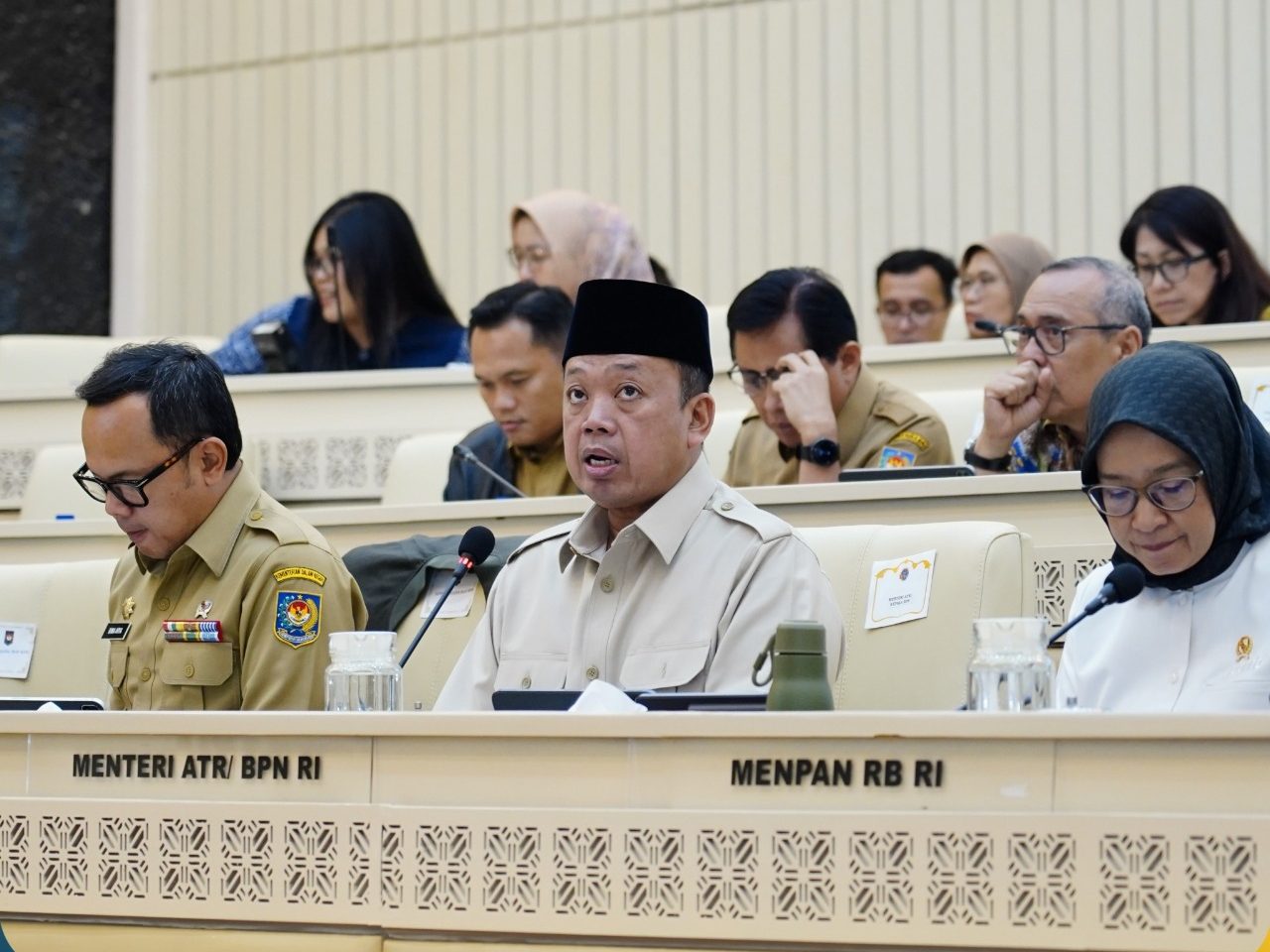 Nusron Wahid menjelaskan kesiapan lahan Huntap dan Huntara dalam rapat Komisi II DPR RI di Jakarta.