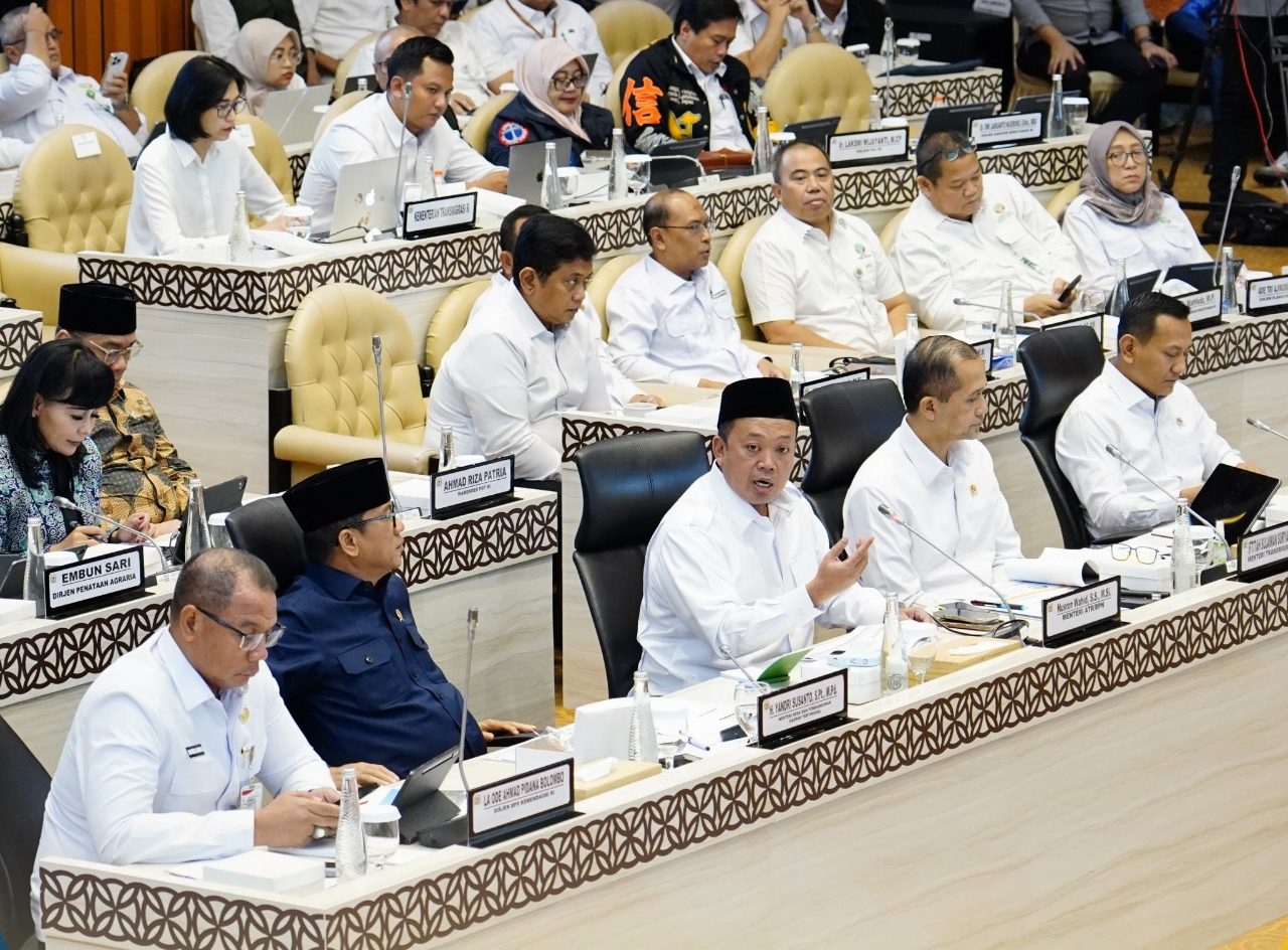 Nusron Wahid memaparkan peran ATR/BPN dalam penyelesaian tanah kawasan hutan di DPR RI Jakarta.
