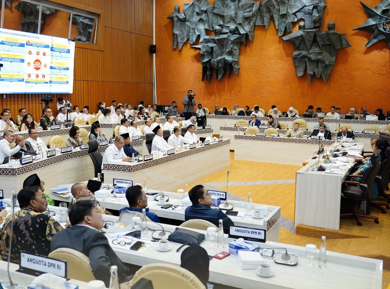 Nusron Wahid memaparkan percepatan Kebijakan Satu Peta di DPR RI Jakarta.